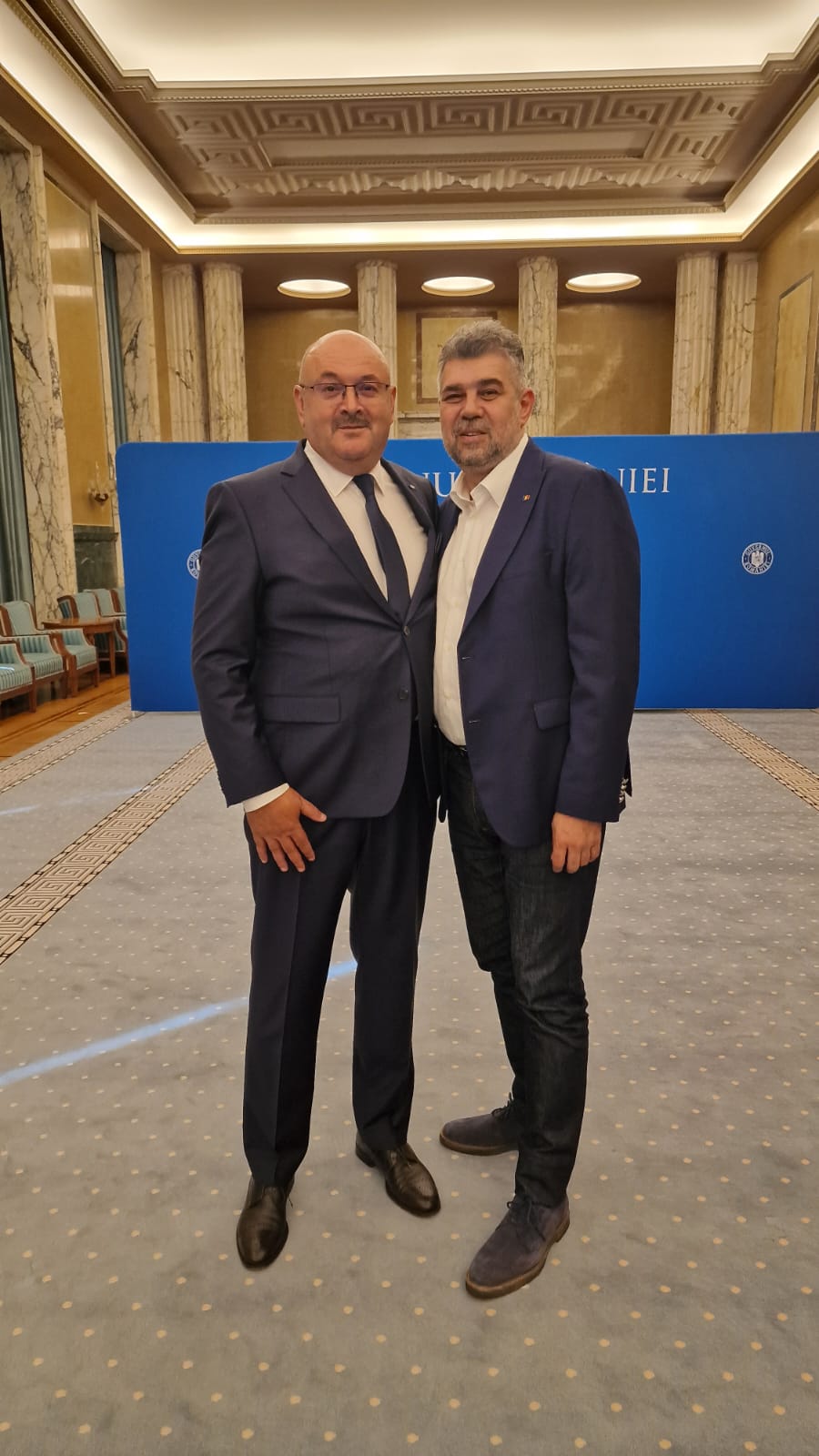 Argeșul pe primul loc: Încă 17 microbuze ajung în Argeș! Ion Mînzînă a semnat contractul de finanțare!