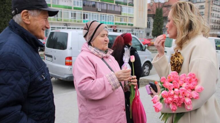 VIDEO. Cum a dulcegărit primărița Elena Lasconi damele pe care le-a întâlnit pe străzile Câmpulungului