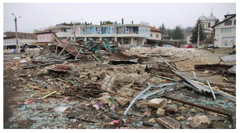 DEZASTRU ÎN CÂMPULUNG. După ce a fost demolată hala fostei Piețe Centrale, lucrările au fost sistate. Joac-o p-asta!