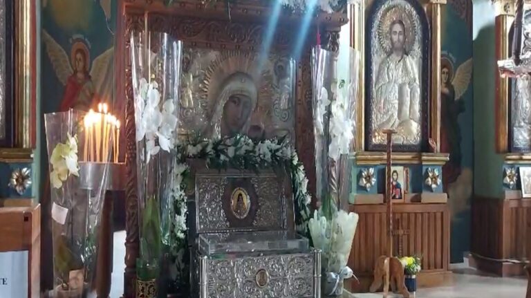 VIDEO. Racla cu moaștele Sfântului Ierarh Nectarie de la Eghina au fost aduse pentru puțin timp la o biserică din Argeș