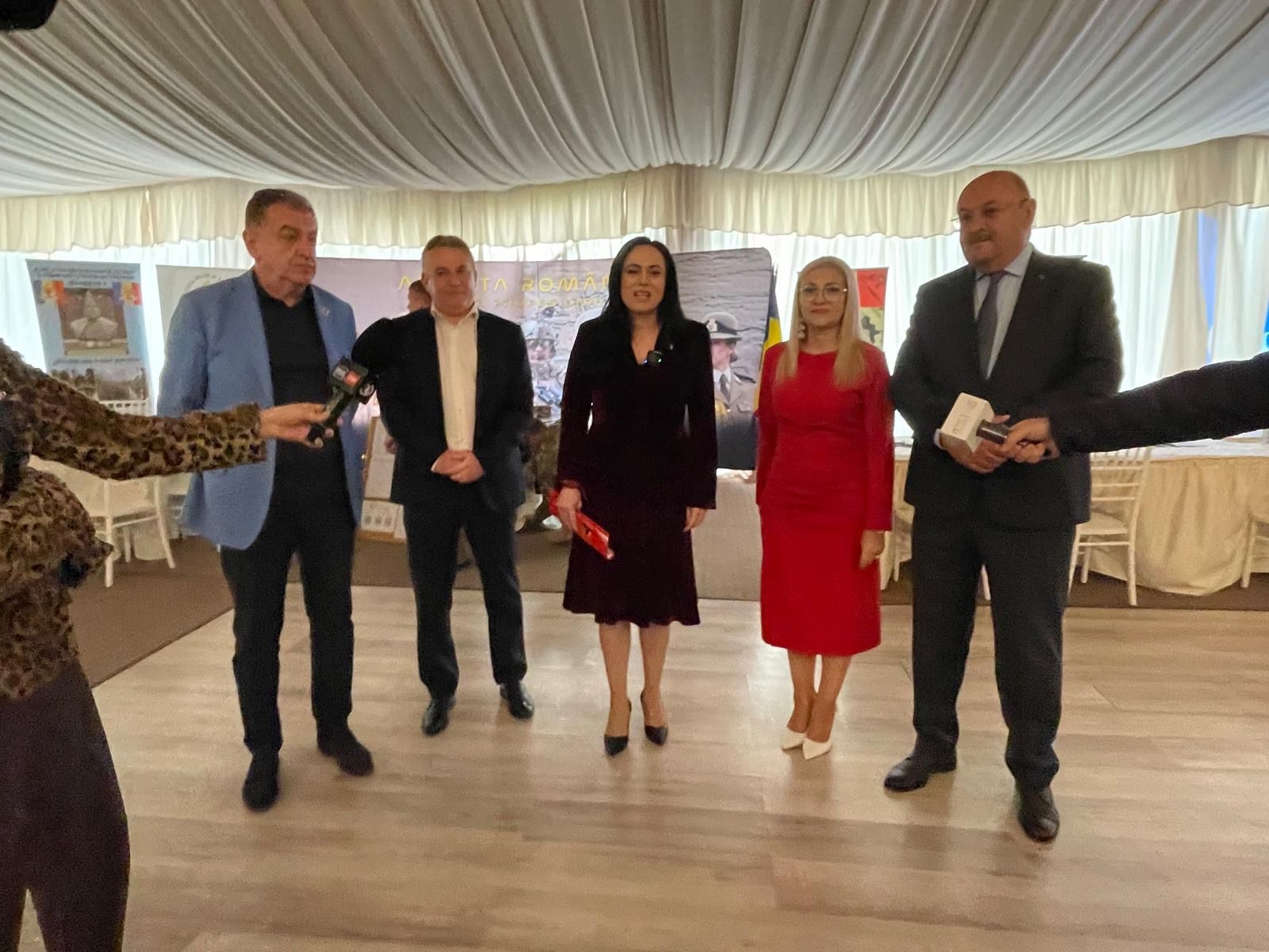 Ministrul Simona Bucura-Oprescu, președintele CJ Argeș Ion Mînzînă și primarul Cristian Gentea s-au întâlnit cu angajatorii și candidații de la Bursa Locurilor de Muncă de la Pitești!