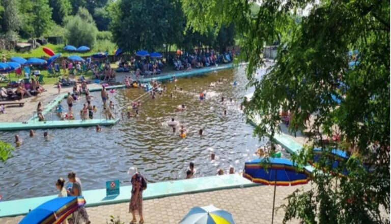 Considerată „litoralul de la munte”, o stațiune de lângă Câmpulung Muscel atrage turiști pe bandă rulantă