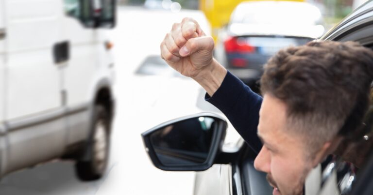 Veste uriașă pentru șoferi și pietoni. Pot reclama comportamentele nasoale din trafic