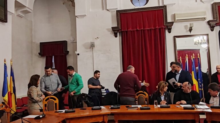 Ședință de Consiliu Local la Câmpulung Muscel ca pe vremea lui Ceaușescu. Viceprimarul impus de Elena Lasconi