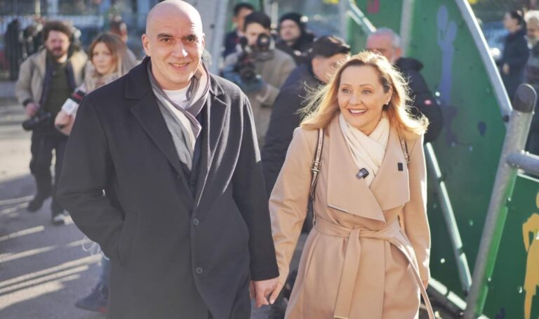 Elena Lasconi de mână cu soțul la vot. A dat Câmpulungul pe Capitala României