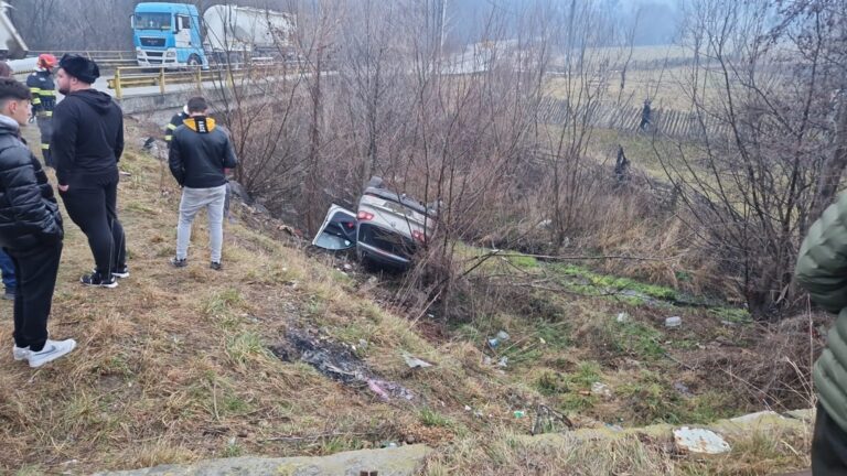 ULTIMĂ ORĂ. Mașină căzută în râpă pe un drum foarte tranzitat