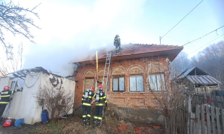 A luat foc o casă. Mai multe butelii în interior, prinse de flăcări! A luat foc o casă. Mai multe butelii în interior, prinse de flăcări!
