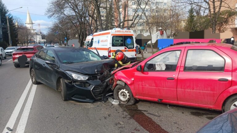 Pericol în trafic. Accident rutier cu 5 mașini implicate. Conducătorii auto nu mai respectă nicio regulă! Pericol în trafic. Accident rutier cu 5 mașini implicate. Conducătorii auto nu mai respectă nicio regulă!