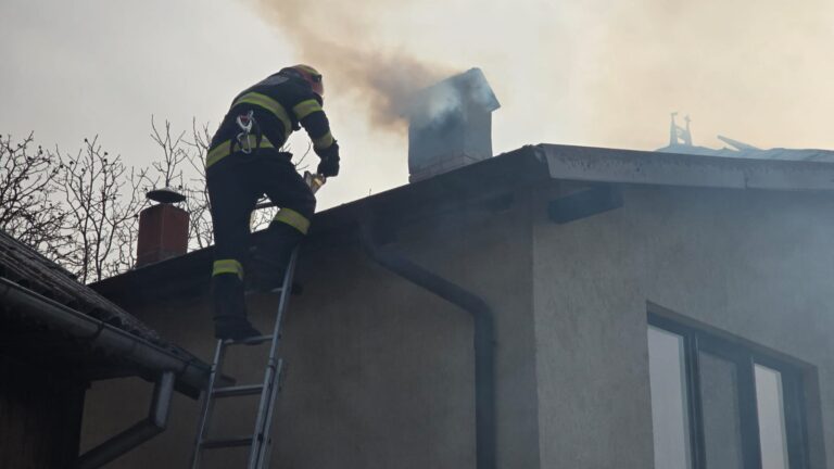 Incendiu la Valea Mare Pravăț. Pompierii chemați în forță! Incendiu la Valea Mare Pravăț. Pompierii chemați în forță!