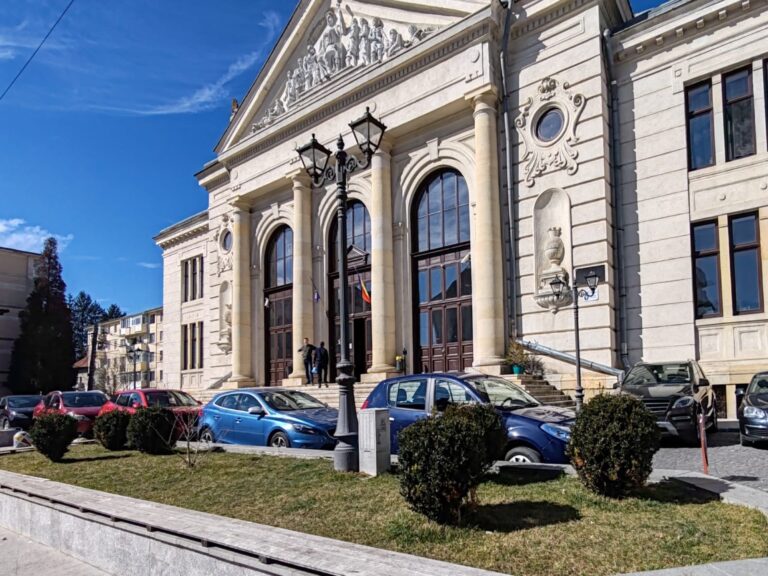 Apariție surpriză la Judecătoria din Câmpulung Muscel. Orașul lui Lasconi, din nou vedetă națională Apariție surpriză la Judecătoria din Câmpulung Muscel. Orașul lui Lasconi, din nou vedetă națională