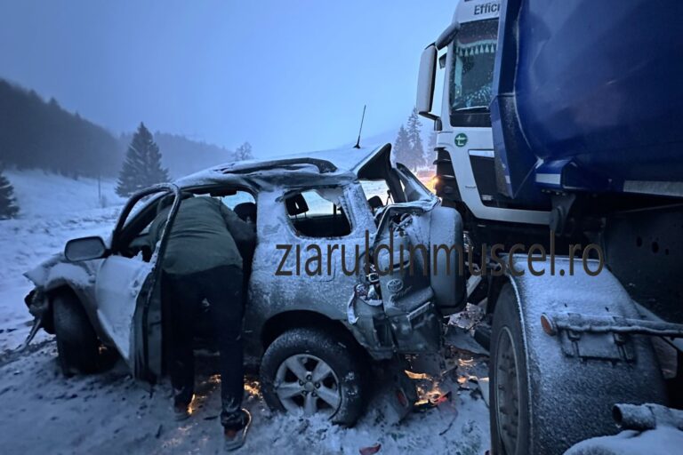 VIDEO. Imagini de coșmar. Mașini făcute zob, între tiruri, pe DN 73, pe raza localității Dâmbovicioara
