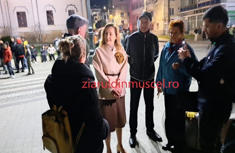 Primărița Elena Lasconi, într-o mare de lumini în miez de noapte, chiar de ziua ei! A trăit Învierea la unison cu mii de câmpulungeni și nu numai Primărița Elena Lasconi, într-o mare de lumini în miez de noapte, chiar de ziua ei! A trăit Învierea la unison cu mii de câmpulungeni și nu numai