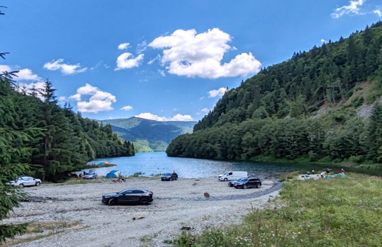 VIDEO. Litoralul de la munte. Unul dintre destinațiile turistice răcoroase din nordul județului Argeș!