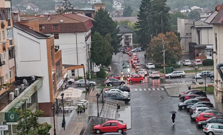 VIDEO. E belea pe străzile din Câmpulung Muscel, la primele ore ale dimineții. Mai rău ca în Capitală