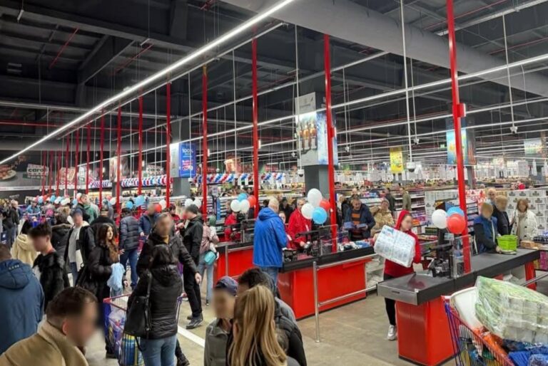 Se deschide un supermarket cu prețuri mici în ARGEȘ. La deschidere aruncă cu mii de cadouri GRATIS, spre clienți! Nu sunt tigăi ci lucruri mult mai valoroase!