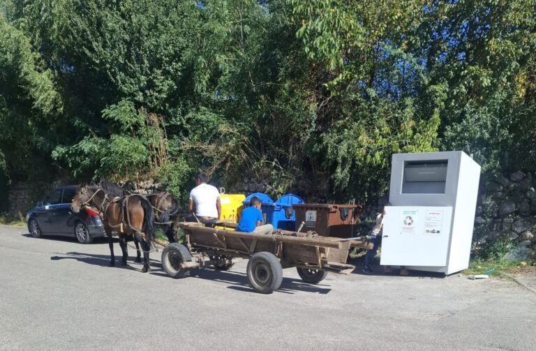 Gest uman, profit murdar: hainele donate dispar rapid din containere
