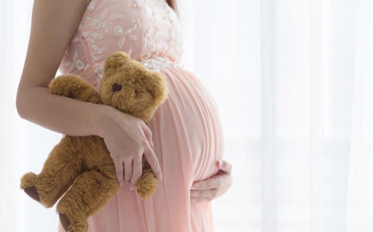 În România de la Argeș, fetițele de 13 ani, devin mame. De data asta, minora are și un soț care riscă să meargă la pușcărie pentru viol! În România de la Argeș, fetițele de 13 ani, devin mame. De data asta, minora are și un soț care riscă să meargă la pușcărie pentru viol!