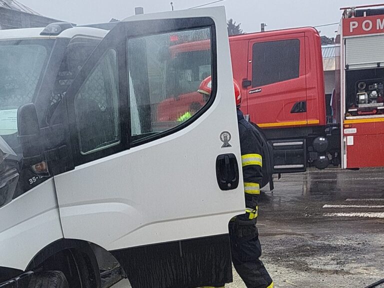 Mașina celor de la ADP din Câmpulung Muscel, pericol public! A luat foc pe străzile din oraș, când afară plouă!